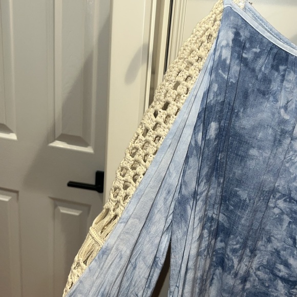 Women’s SZ LARGE UMGEE long sleeve cold shoulder top with crochet detail - Picture 4 of 8